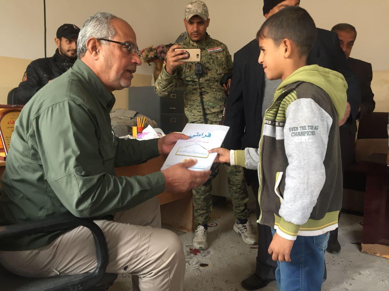 بالصور.. لواء علي الاكبر يوزع الكتب والمستلزمات المدرسية على الطلبة في بيجي