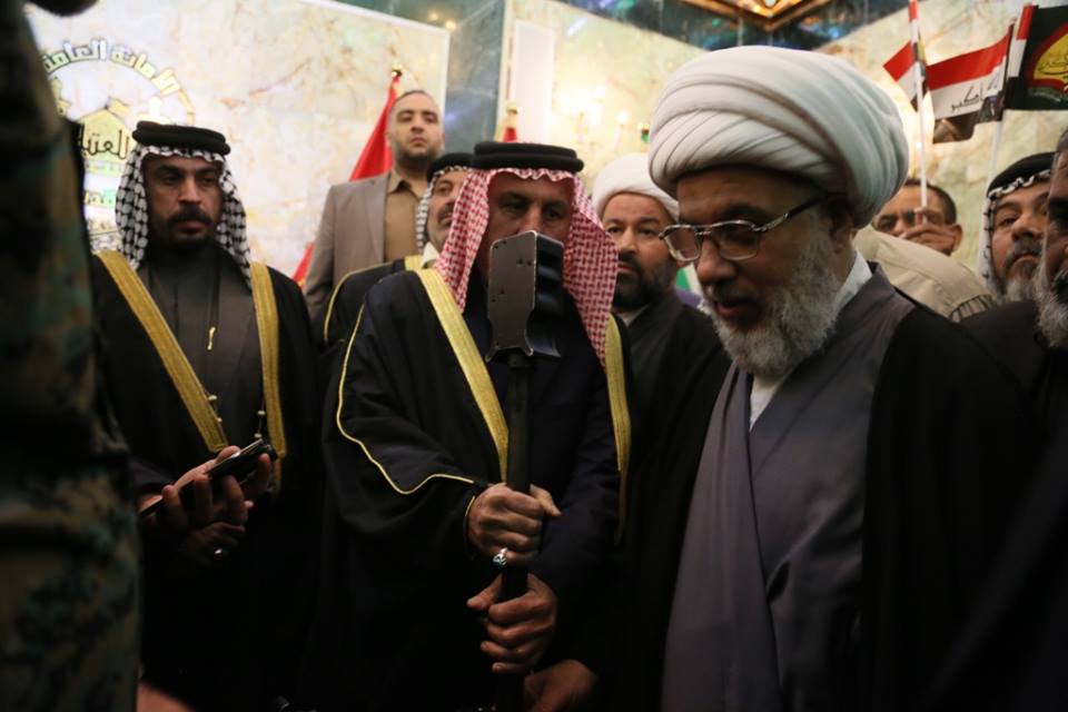 بالصور: أسرة الشهيد ابو تحسين الصالحي تهدي سلاح القناص الخاص به لمتحف الإمام الحسين (ع)