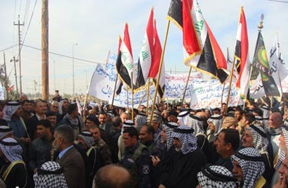 متظاهرون رافضون للاقليم يقتحمون مبنى محافظة ديالى ونائبة تحذر من زحف المتظاهرين الى بغداد