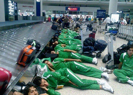 صورة للمنتخب الوطني العراقي وهو نائم على ارض احدى المطارات تنتشر على مواقع التواصل الاكتروني