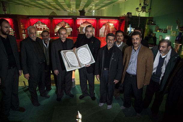 بالصور:زائر ايراني يسلم  نسخه من زيارة الامام الحسين "عليه السلام" مخطوطة بماء الذهب الى متحف العتبة الحسينية