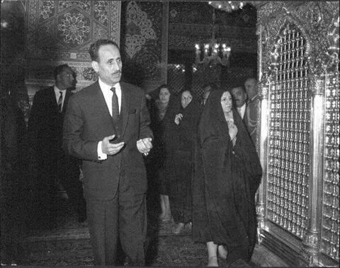 صورة ارشيفية لزيارة الرئيس العراقي عبد الرحمن عارف وحرمه الى الحرم الحسيني عام 1967