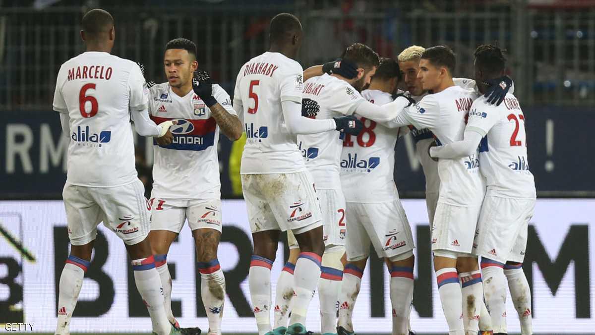 ليون يقلص الفارق مع باريس سان جرمان