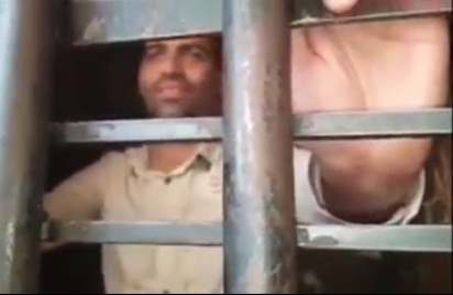 بالصورة:الشرطة المحلية بكربلاء تلقي القبض على صحفي وتودعه السجن .