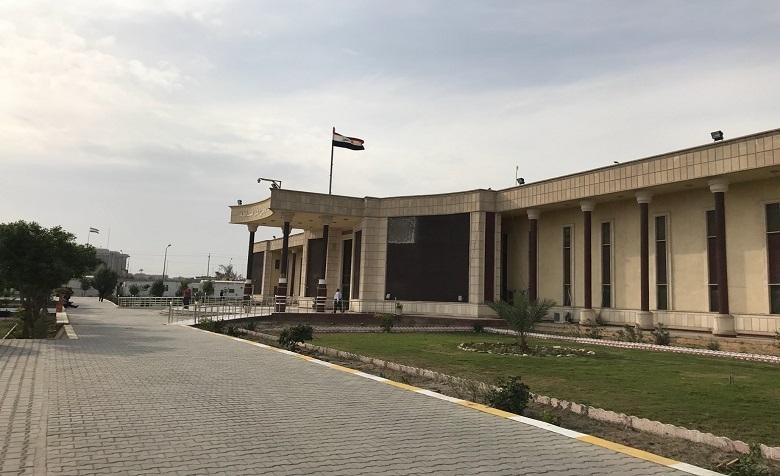 السجن 10 سنوات لمتهمين عثر بحوزتهم على مطبعة للعملة العراقية