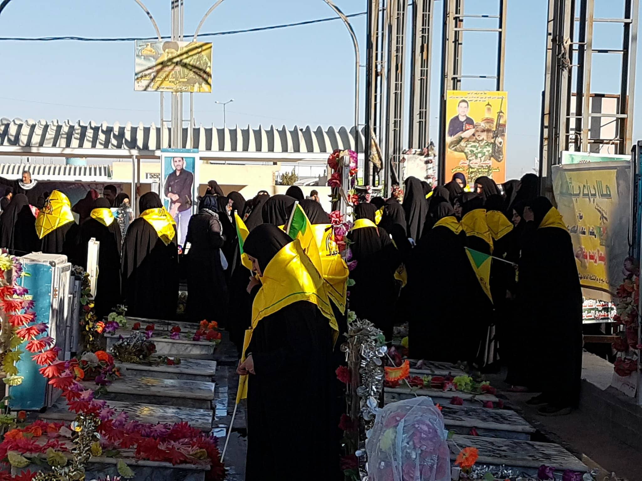 بالصور عوائل الشهداء بالعراق تحتفل بالنصر عند قبور ابنائها