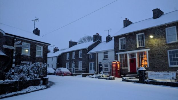 بالصور.. الثلوج تشل بريطانيا جزئيا