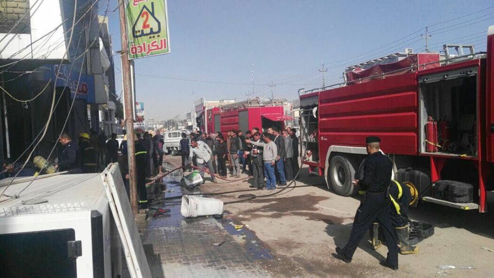بالصور:اخماد حريق اندلع في مجمع تجاري في النجف