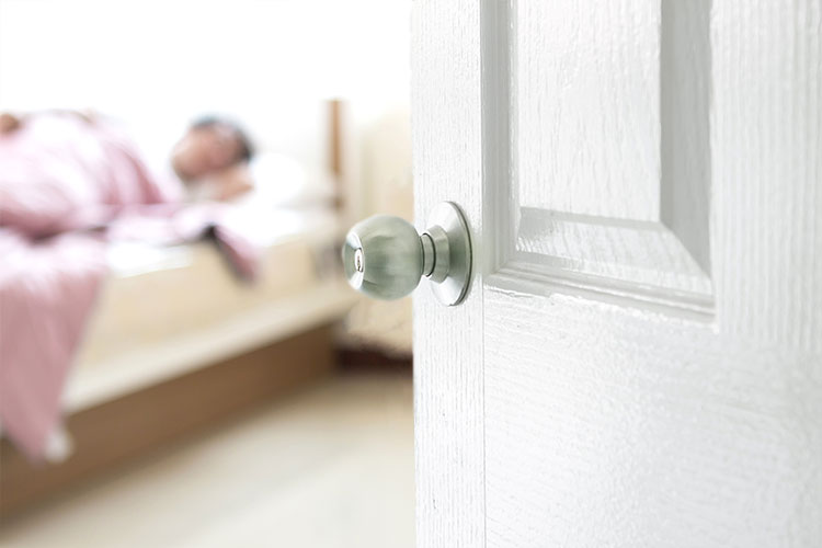 لنوم أفضل.. نفتح باب الغرفة أم نغلقه؟