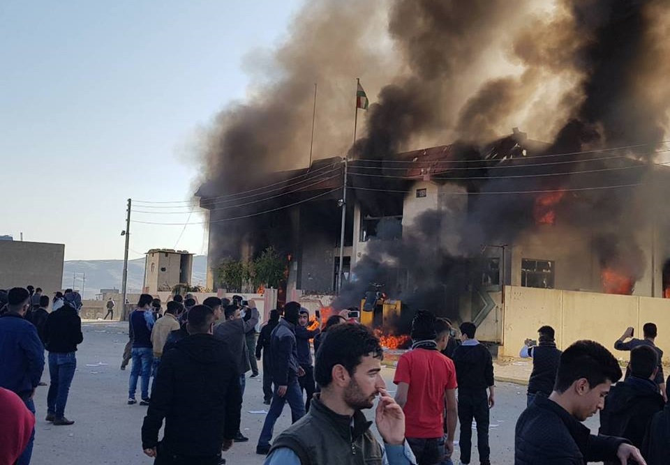 احراق مقرات التغيير والاتحاد الوطني والاتحاد الاسلامي في السليمانية