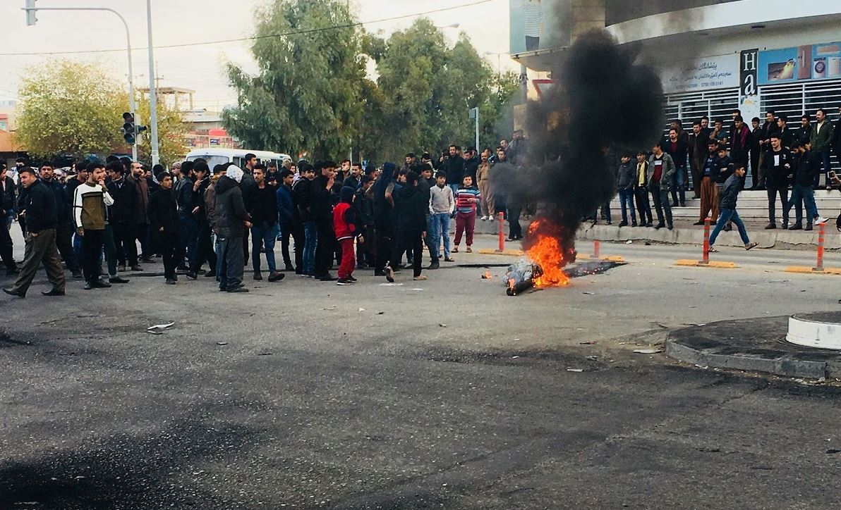 اليوم الثاني للتظاهرات.. جرحى وحرق للدوائر الحكومية في السليمانية