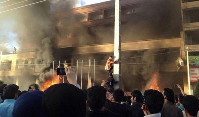 بالفيديو.. حرق صورة للبارزاني في اربيل من قبل متظاهرين كرد