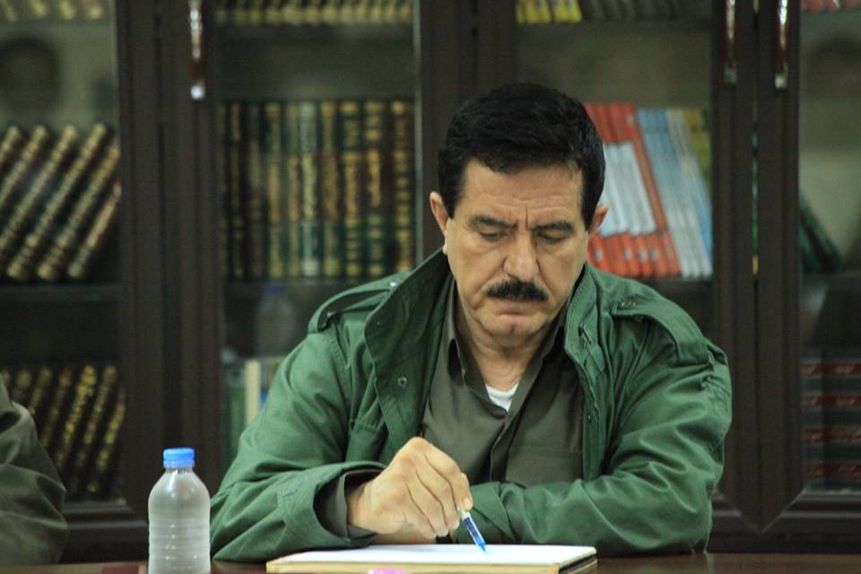 مواطنون غاضبون يحرقون صور القيادي في حزب الطالباني "كوسرت رسول"