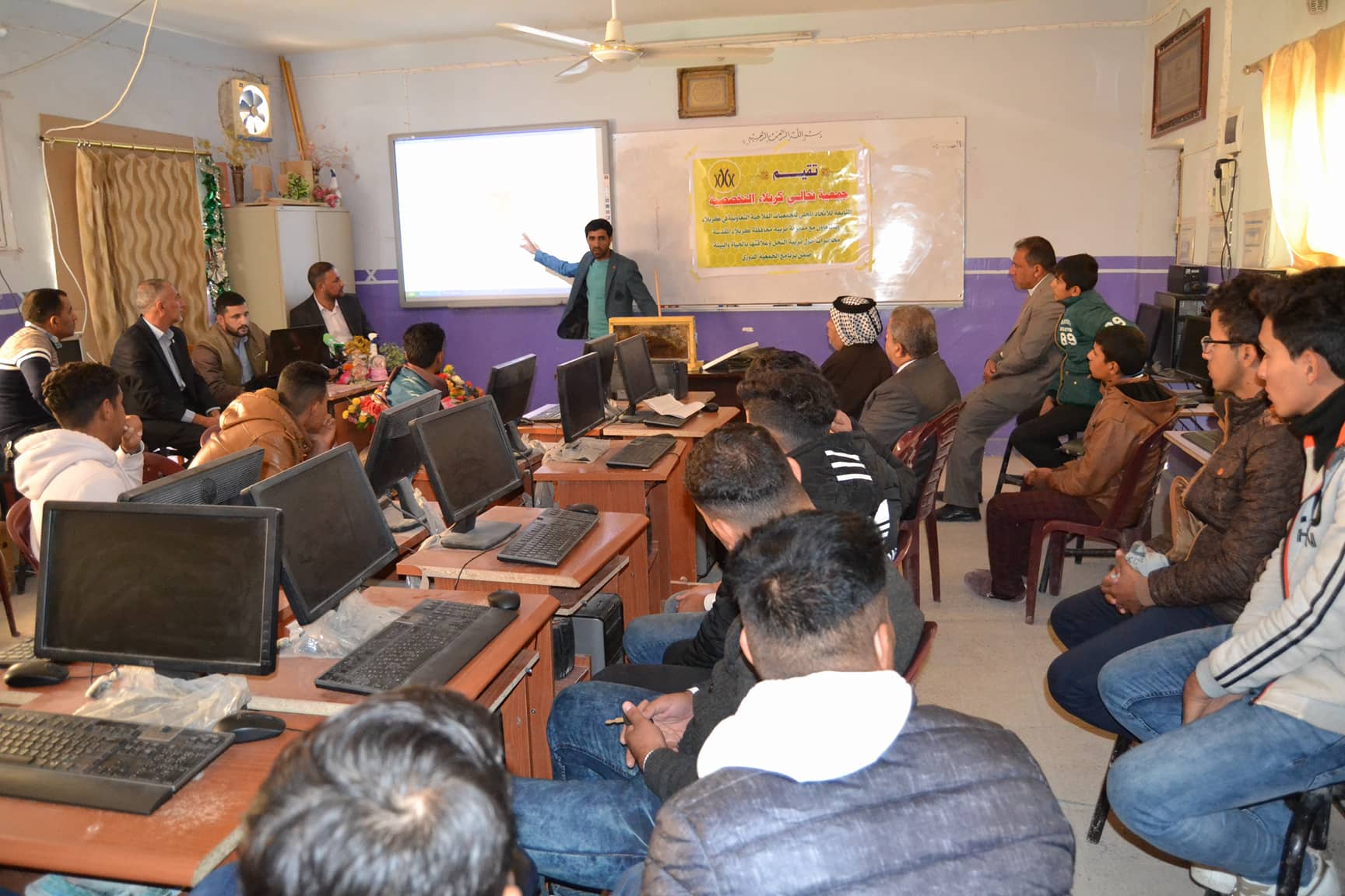 (جمعية نحالي كربلاء التخصصية) تقيم محاضرات حول تربية النحل وعلاقتها بالحياة والبيئة في مدارس كربلاء المقدسة