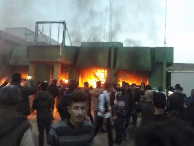 حرق مقرات جميع الاحزاب الكردية واصابة عدد من المتظاهرين في "اشتباكات" بقضاء قلعة دزة في السليمانية