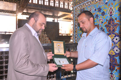 مواطن كربلائي يتبرع بمسكوكات  نقدية الى متحف الامام الحسين تعود للعهدي الاموي والعباسي (مصور)