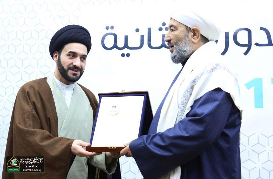 السيد الخوئي يكرم إمام الحضرة القادرية درع السلام