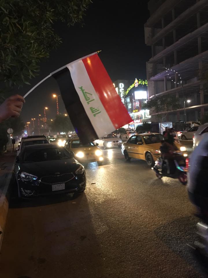 بالصور.. احتفالات شعبية في كربلاء بعد فوز المنتخب الوطني على قطر