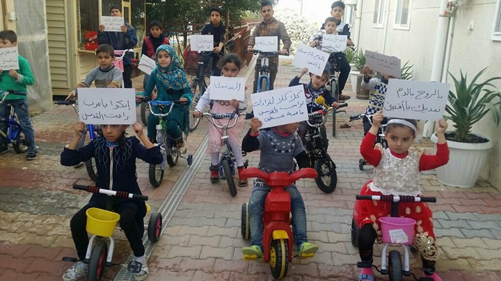 بالصور: ايتام في كربلاء يستنكرون قرار ترامب وينتصرون للقدس بشكل عفوي