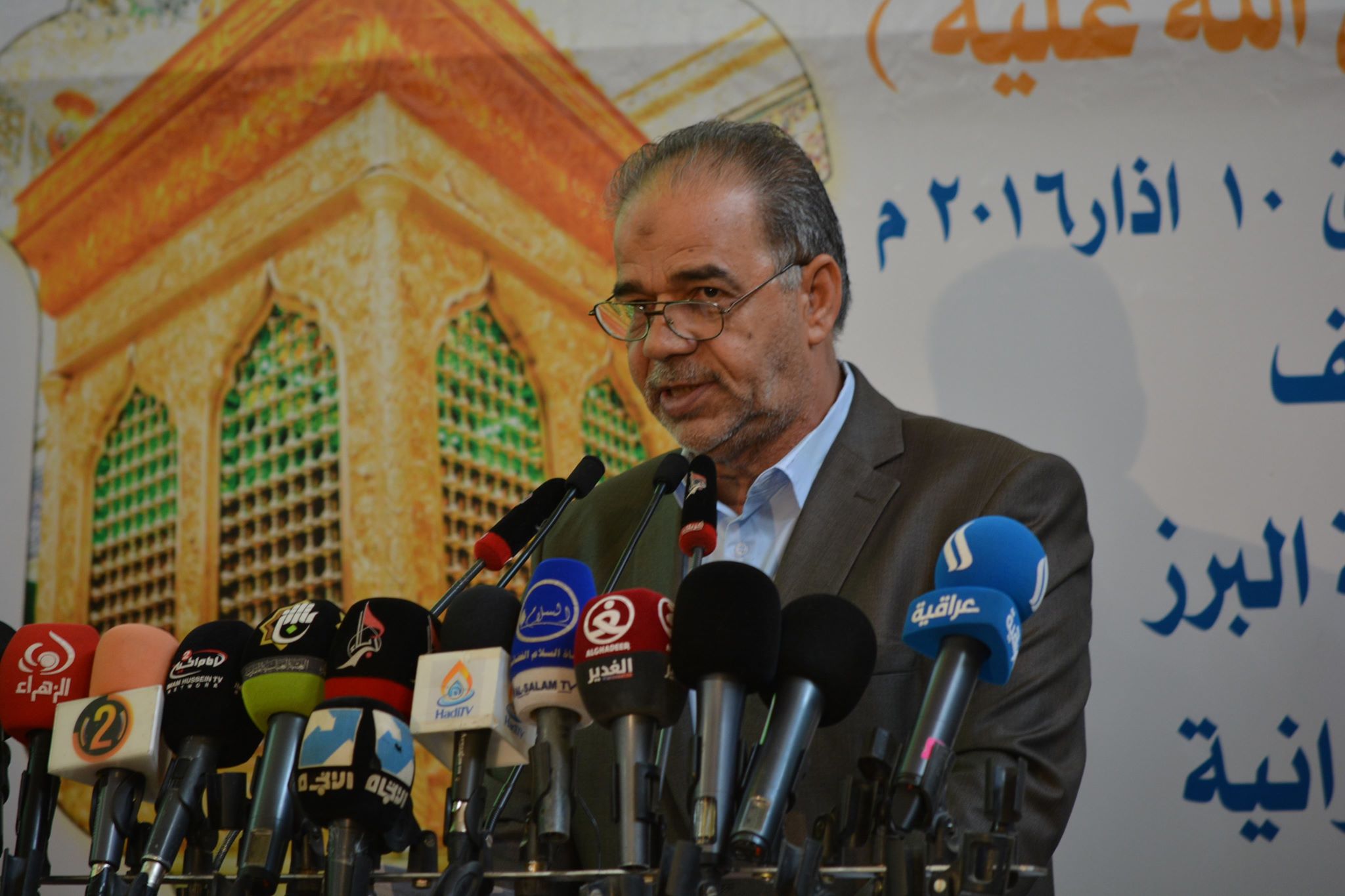 ستون عاما بها بحر الثقال جرى