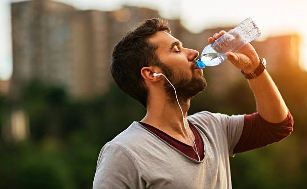 شرب الماء في هذه الأوقات يحرق الدهون