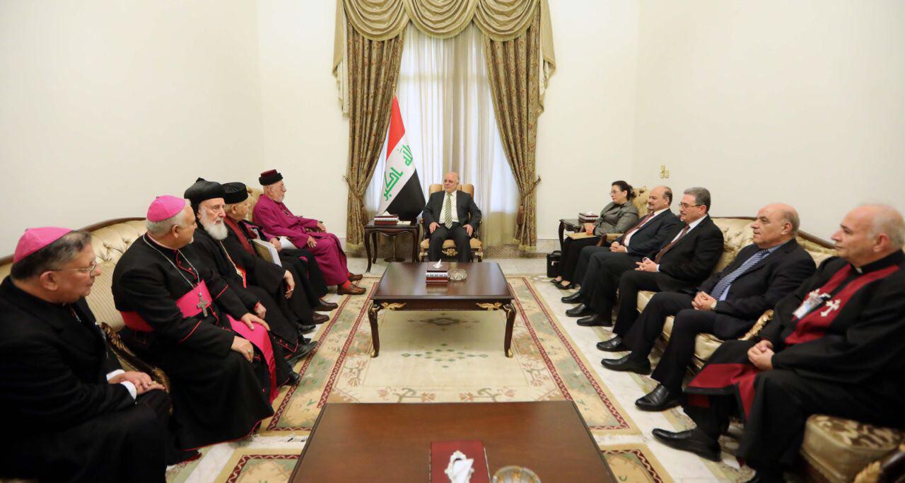 بالصور.. العبادي يتعهد باعادة المواطنين المسيحيين النازحين الى مناطقهم