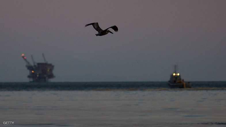 قرار بفتح كامل السواحل الأميركية للتنقيب عن الغاز والنفط