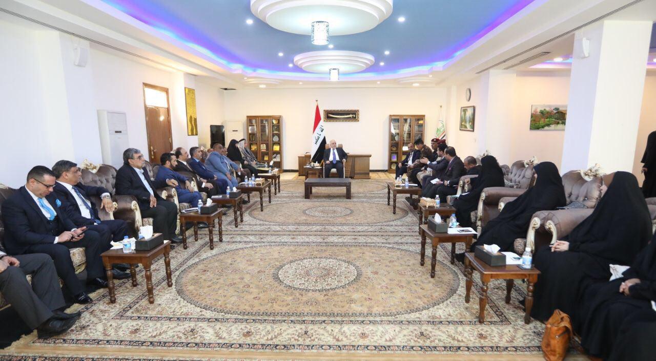 العبادي يجدد من النجف التزامه بنقل الصلاحيات للمحافظات