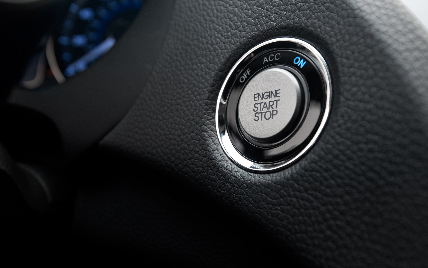 "تسخين السيارة" في الشتاء.. يفيد أم يؤذي محركها؟