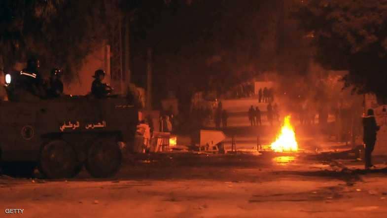 الجيش ينتشر بمدن تونسية بعد تصاعد الاحتجاجات ويعتقل المئات