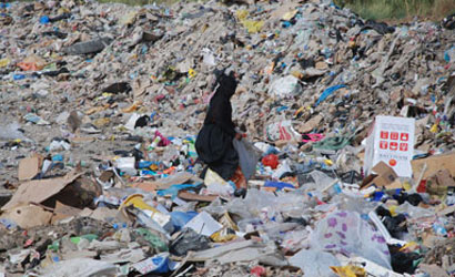 مكب للنفايات في مدخل كربلاء الشمالي وروائح تصيب ابناء المنطقة بامراض(مصور)