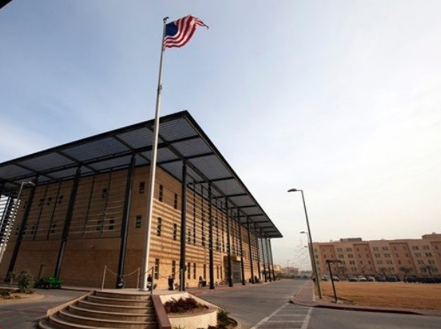 صحيفة: السفارة الأمريكية تقود حوارات مكثفة بين القوى الشيعية والسنية للتوصل الى اتفاق بهذا الشأن