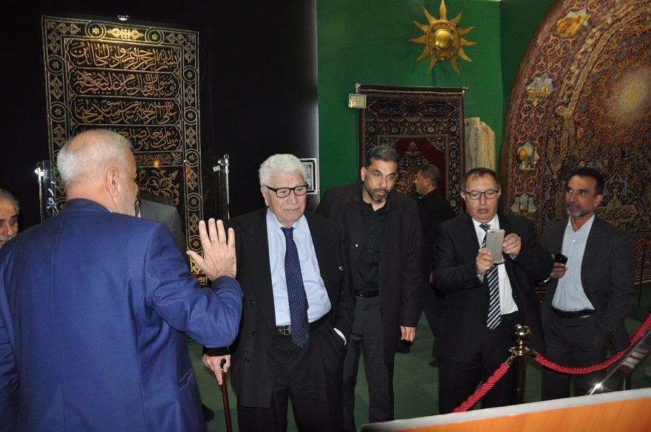 كربلاء:رجل أعمال فلسطيني  يقدم هدية نادرة مطبوعة بالذهب للعتبة الحسينية المقدسة (مصور)