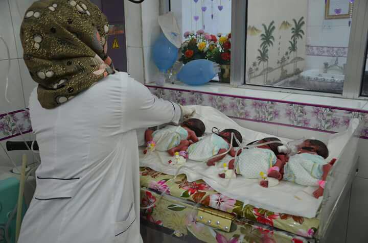 بالصور:سيدة عشرينية من قضاء الهندية بكربلاء المقدسة تضع توأماَ رباعياً