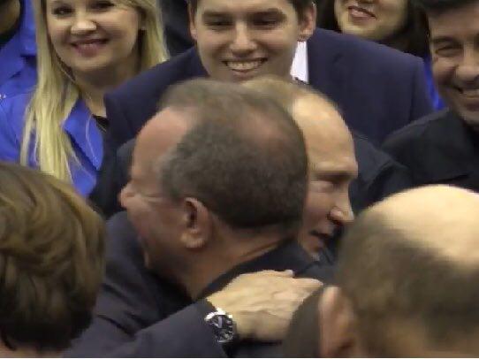 عامل يطرح سؤالا.. فبادره بوتين بالعناق!