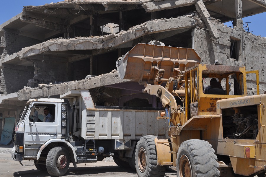 وزارة الاعمار والبلديات ترفع (2.000.000 ) متر مكعب من الانقاض  في ايمن الموصل التابع لمحافظة نينوى