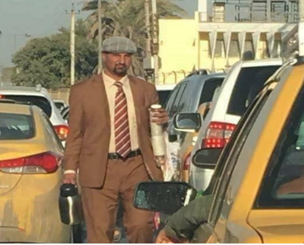 بالصوره :بائع شاي ببزة رسمية يثير اعجاب مستخدمي مواقع التواصل