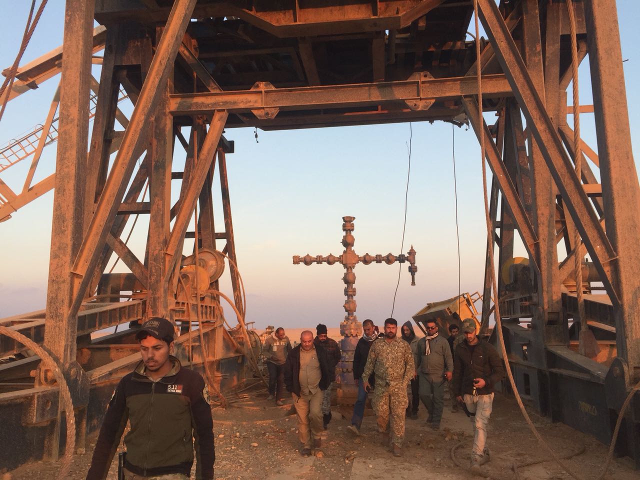 بالصور.. الحشد الشعبي يعلن رفع 17 عازلا من حقول عكاس "لمنع التهريب"