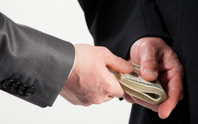 نائب: اغلب السرقات ونهب الثروات نفذها مسؤولون مزدوجي الجنسية