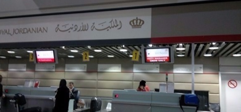 بالصور.. عراقيون عالقون في مطار "الملكة علياء" بالأردن