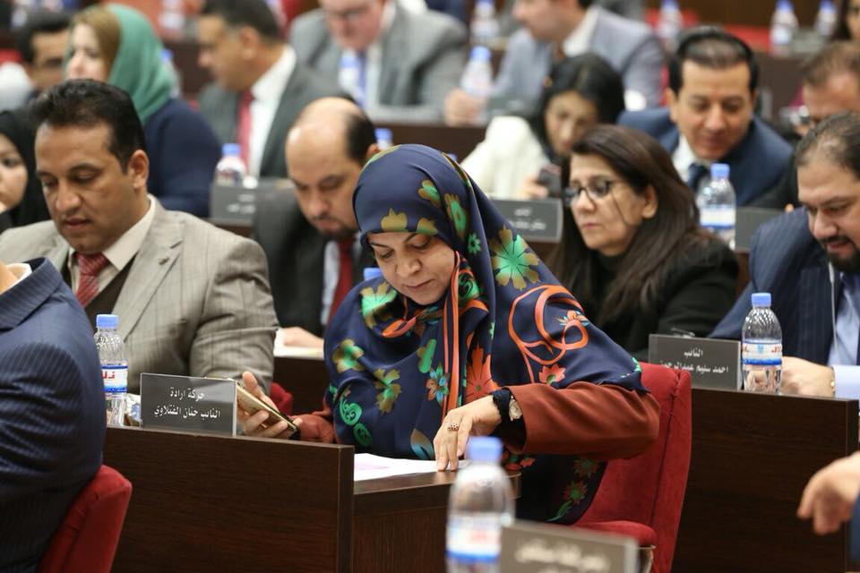 بالفيديو.. مدير عام بوزارة الكهرباء (يعلج) اثناء جلسة استجواب الفهداوي