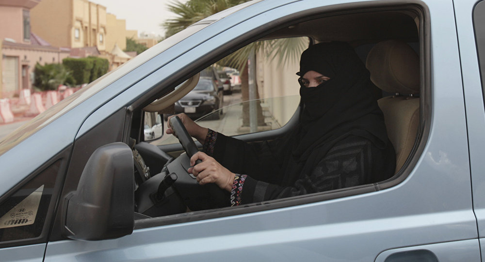 دولة خليجية تتجه للسماح للمرأة بقيادة سيارة الأجرة