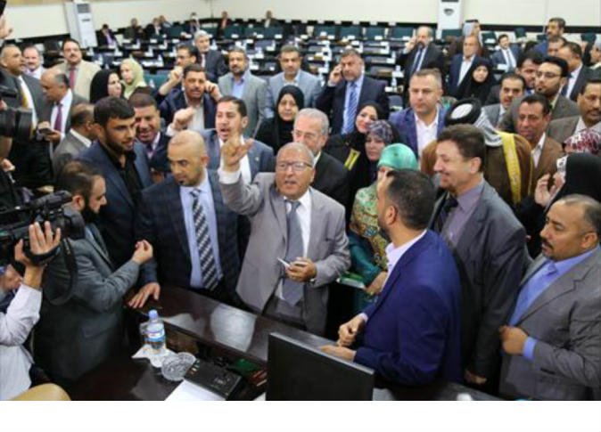 "نواب كرد" يعتدون على "النائب العبادي" داخل جلسة البرلمان