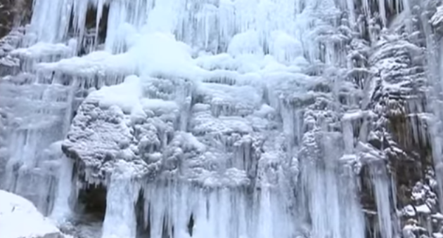 بالفيديو.. شلال فريد من نوعه يرسم لوحة خلابة في الصين