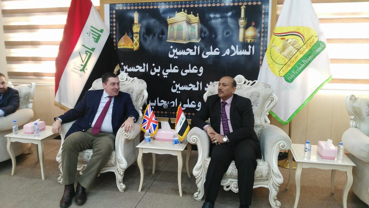 السفير البريطاني يتجول في كربلاء.. ورئيس المجلس يدعو بريطانيا لاظهار الصورة الحسنة من خلال الشركات وليس جنود الاحتلال