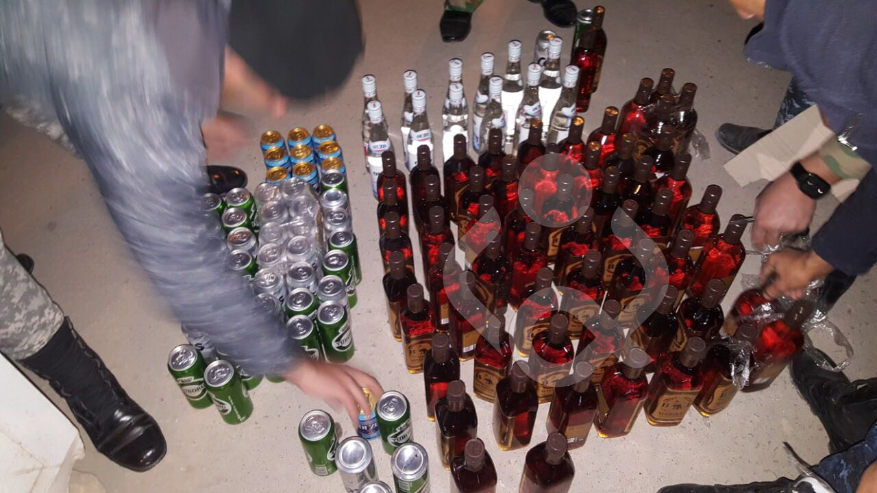 بالصور.. شرطة كربلاء تضبط عجلة محملة بالمشروبات الكحولية حاوت الدخول الى المحافظة