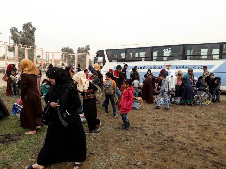 الحشد الشعبي يستقبل العوائل العائدة الى القائم ويوفر لهم المستلزمات الانسانية كافة