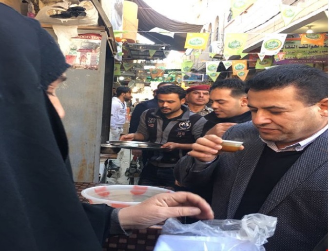 بالصور :وزير الداخلية يتجول بشوارع الرمادي