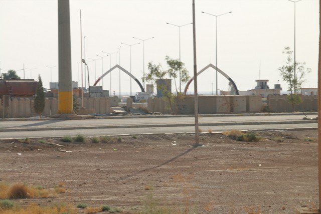 بالصورة.. اعتقال أشخاص يمارسون الصيرفة بدون موافقات رسمية بمنفذ طريبيل