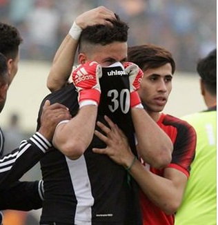 بالصور.. مشاعر لاعب عراقي أخفى نبأ وفاة رضيعته